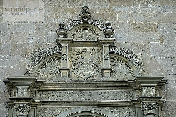 Detail über Portal  Wappen  Relief  Steinmauer  Mauerwerk  Schloss Hohentübingen  Museum der Universität Tübingen MUT  Hochschuleinrichtung  historisches Gebäude  Lernort  Renaissance-Anlage erbaut im 16. Jahrhundert  im Schlosshof  Eberhard Karls Universität Tübingen  Tübingen  Baden-Württemberg  Deutschland  Europa