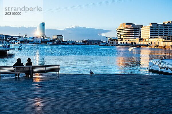 Zwei Personen sitzen am alten Hafen in Barcelona  Spanien  Europa