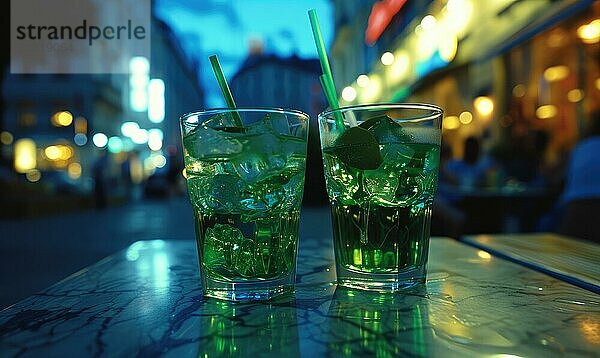 Erfrischende grüne Limonade mit Eis in einem Glas auf einem Holztisch AI erzeugt  KI generiert