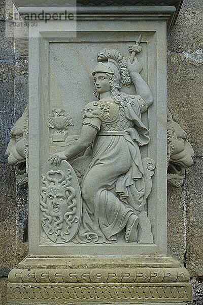 Relief  Steinfigur  Frauengestalt Kriegerin mit Helm und Schild am Torportal  unteres Schlosstor  Splatte  restaurierte Plastik  Schloss Hohentübingen  Museum der Universität Tübingen MUT  Hochschuleinrichtung  historisches Gebäude  Lernort  Renaissance-Anlage erbaut im 16. Jahrhundert  Eberhard Karls Universität Tübingen  Tübingen  Baden-Württemberg  Deutschland  Europa