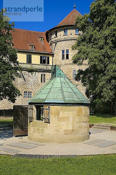 Bohnenberger-Observatorium  die um 1814 errichtete Sternwarte liegt am kartographischen Mittelpunkt des späteren Königreichs Württemberg und beherbergt den Reichenbach'schen Wiederholungskreis  Schloss Hohentübingen  Museum der Universität Tübingen MUT  Hochschuleinrichtung  historisches Gebäude  Lernort  Renaissance-Anlage erbaut im 16. Jahrhundert  Eberhard Karls Universität Tübingen  Tübingen  Baden-Württemberg  Deutschland  Europa