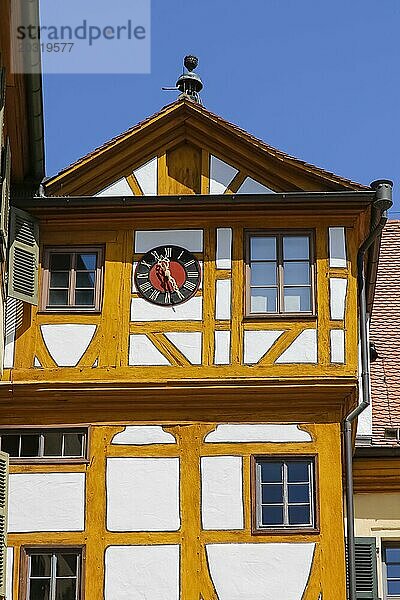 Fachwerkgebäude  Uhr  Fenster  Zifferblatt  Zeiger  Uhrzeit  Glocke  Schloss Hohentübingen  Museum der Universität Tübingen MUT  Hochschuleinrichtung  historisches Gebäude  Lernort  Renaissance-Anlage erbaut im 16. Jahrhundert  im Schlosshof  Eberhard Karls Universität Tübingen  Tübingen  Baden-Württemberg  Deutschland  Europa