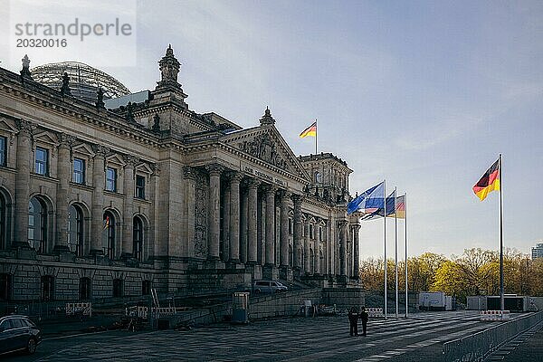 Die Flagge der NATO  Europas und der Bundesrepublik Deutschland aufgenommen am Reichstagsgebäude in Berlin  04.04.2024