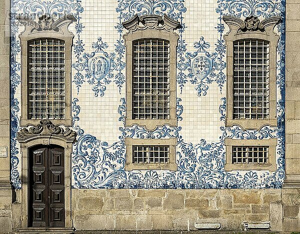 Die Fassade der Kirche Igreja do Carmo  verziert mit kunstvollen blauen und weißen Fliesen  Porto  Portugal  Europa