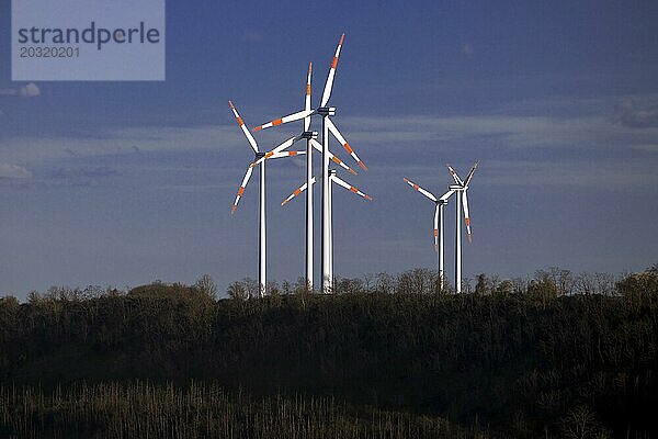 Windkraftanlagen am Braunkohletagebau Garzweiler  Jüchen  Nordrhein-Westfalen  Deutschland  Europa