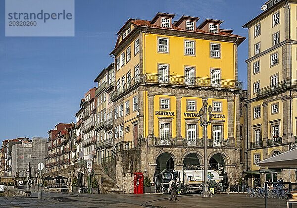 Bunte Häuserfassaden entlang der Cais da Estiva im Stadtteil Ribeira  Porto  Portugal  Europa