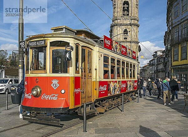 Die ikonische rote Straßenbahn Nummer 18 hält vor dem Clérigos Kirchturm  Porto  Portugal  Europa