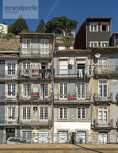 Fassaden von schmalen Häusern im historischen Zentrum in der Nähe des Flusses Douro in Porto  Portugal  Europa