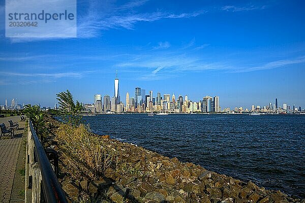 Blick auf den New Yorker Hafen  Manhattan und die Freiheitsstatue vom Liberty State Park  Jersey City  NJ  USA  USA  Nordamerika
