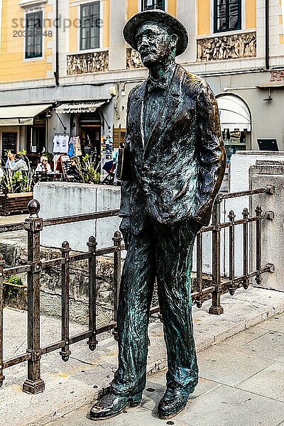 Statue von James Joyce von Nino Spagnoli  Handels- und Wohnhaeuser alter Familien am Canale Grande im Herzen des Borgo Teresiano  Triest  Hafenstadt an der Adria  Friaul  Italien  Triest  Friaul  Italien  Europa