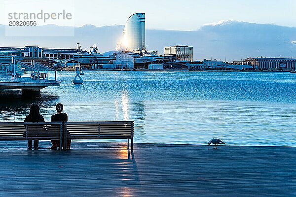 Zwei Personen sitzen am alten Hafen in Barcelona  Spanien  Europa