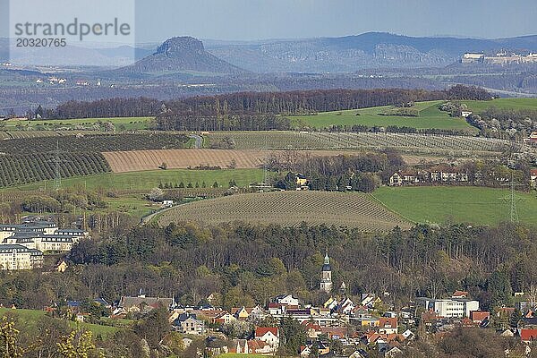 Blick über Kreischa zum Lilienstein in der Sächsischen Schweiz.  Karsdorf  Sachsen  Deutschland  Europa