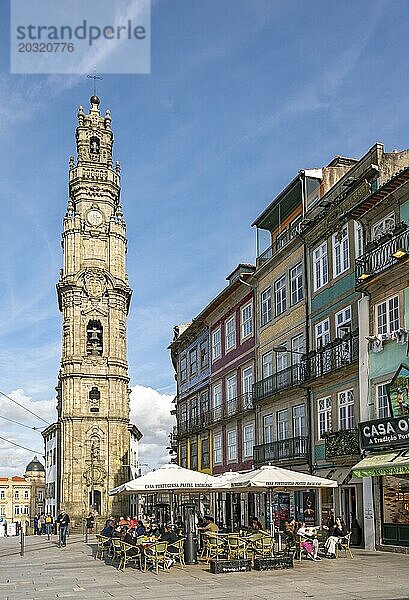 Der Turm der Clérigos Kirche erhebt sich über den umliegenden Platz  Porto  Portugal  Europa