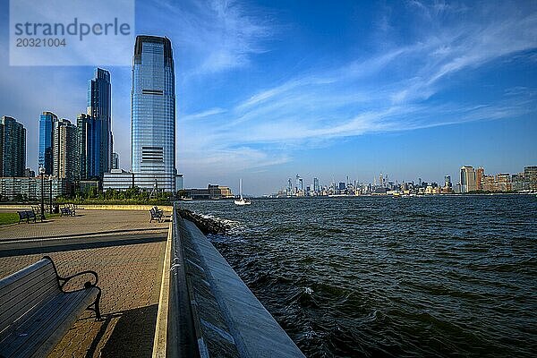 Blick auf den New Yorker Hafen  Manhattan und die Freiheitsstatue vom Liberty State Park  Jersey City  NJ  USA  USA  Nordamerika