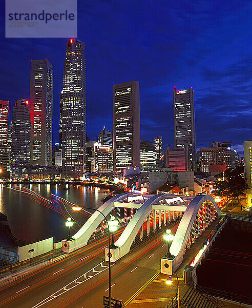 Singapur. Blick auf die Wolkenkratzer der Stadt bei Nacht. Nordbrückenstraße.