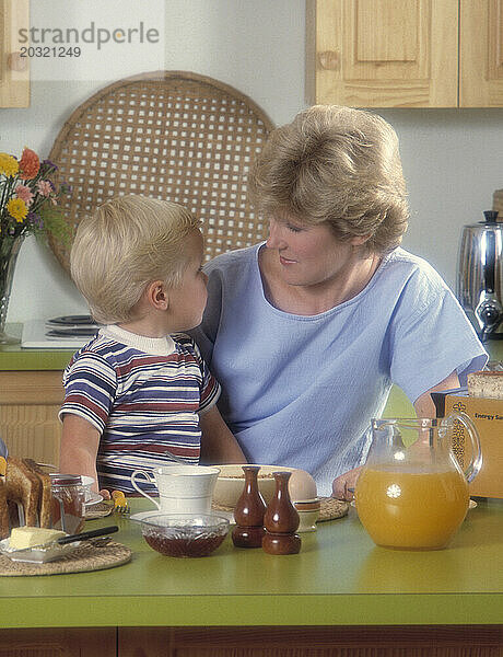 Mutter und Kind. Frühstück zu Hause.