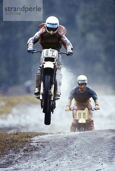 Sport. Motorrad fahren. Moto-Cross. Vorderansicht von Motorradfahrern während des Rennens.