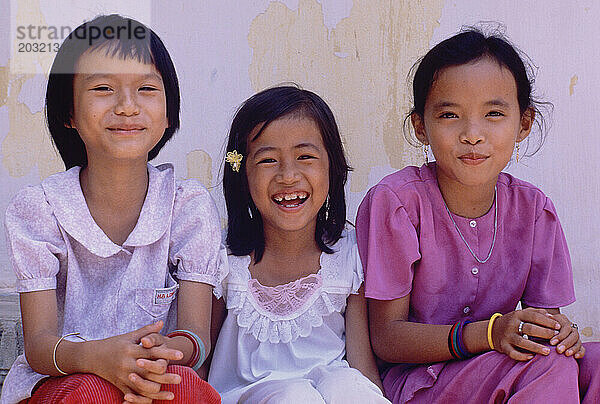 Vietnam. Vung Tau. Kinder. Porträt von drei Mädchen.