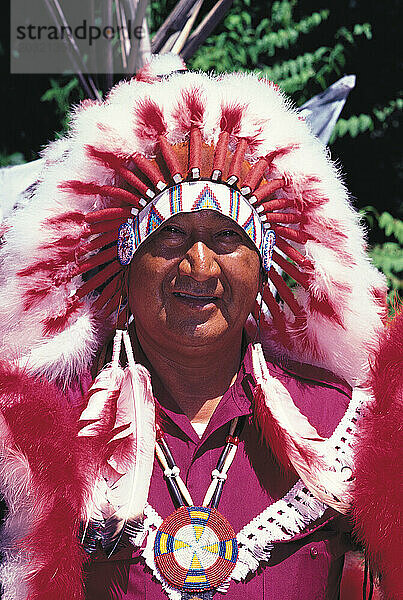USA. Utah. Außenporträt eines Häuptlings der amerikanischen Ureinwohner mit traditionellem Federkopfschmuck.