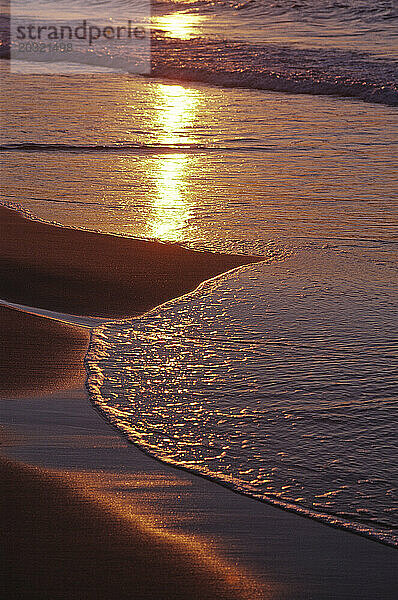 Australien. Queensland. Sandstrand und Meer aus nächster Nähe bei Sonnenaufgang.