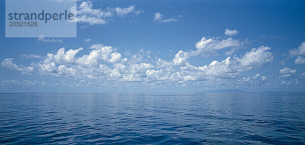 Australien. Queensland. Great Barrier Reef. Ruhiges Meer und blauer Himmel.