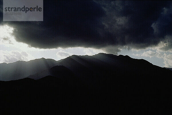 Südkorea. Woraksan-Nationalpark. Blick auf Gewitterwolken über dunklem Berg.