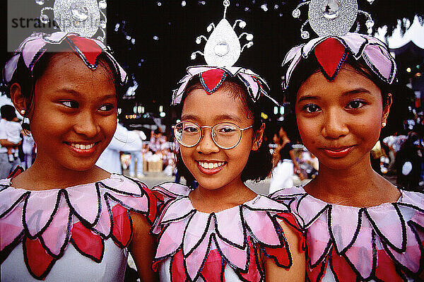 Singapur. Südostasienspiele. Drei junge Mädchen im Kostümumzug.