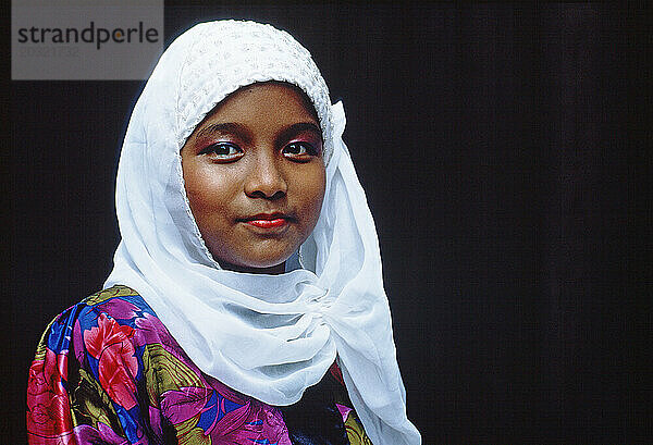 Singapur. Außenporträt einer jungen malaysischen Frau.