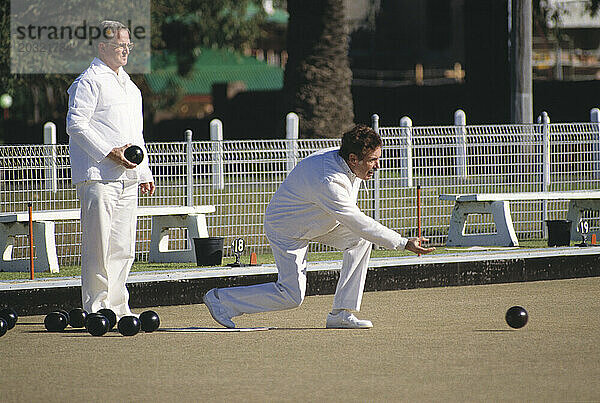 Australien. Sydney. Sport. Männer spielen Lawn Bowls.