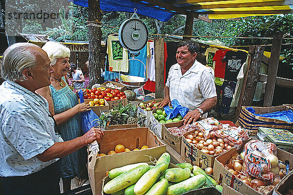 Australien. Queensland. Atherton Tableland. Touristen auf dem Kuranda-Obstmarkt.