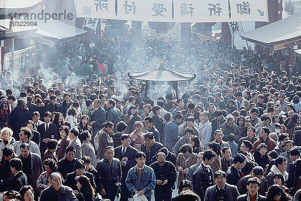 Japan. Tokio. Asakusa. Menschenmassen im Freien am Sensoji-Tempel während der Hatsumode-Neujahrsfeierlichkeiten.