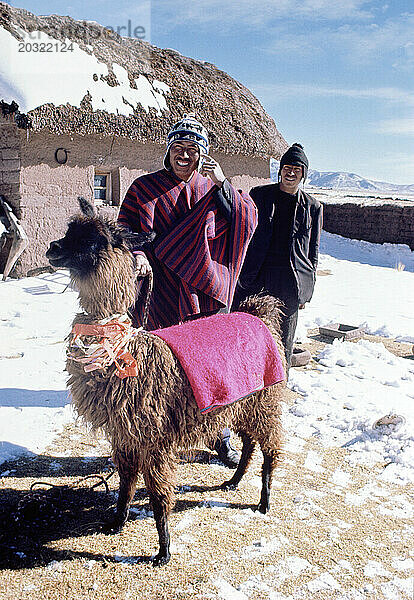 Bolivien. Altiplano. Männer mit Lama.