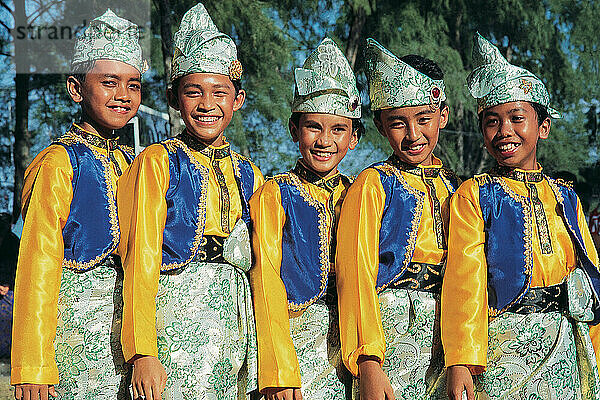 Malaysia. Ostküste. Jungen in traditioneller Tracht.