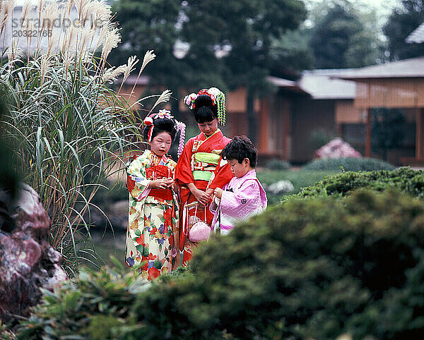 Japan. Kyoto. Gion. Geisha-Kultur. Kinder posieren in traditioneller Kleidung.