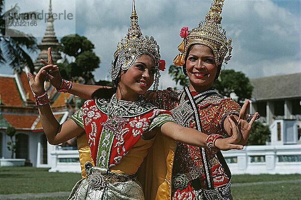 Thailand. Bangkok. Großer Palast. Zwei professionelle Thai-Tänzerinnen posieren im Freien.