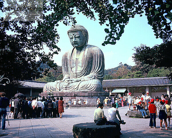 Japan. Kanagawa. Kamakura. Kotoku-in. Der Große Buddha mit vielen Besuchern.