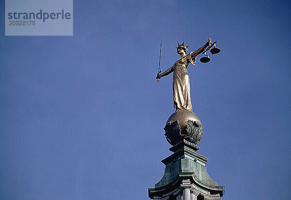 Großbritannien. England. London. Alter Bailey. Gerechtigkeitsstatue auf dem Dach.