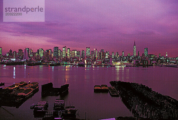 USA. New York. Manhattan bei Nacht. Blick über den Hudson River.