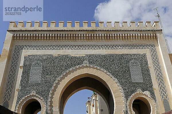 Königspalast Dar el-Makhzen  Fes  Orientalischer Bogen mit grün-weißen Mosaiken unter blauem Himmel  Nordmarokko  Marokko  Afrika