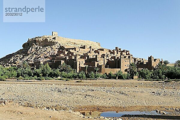 Ait Benhaddou  Festungsähnliche Lehmarchitektur von Aït Ben Haddou unter klarem blaün Himmel  Südlicher Hoher Atlas  Marokko  Afrika