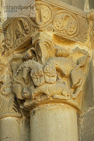Löwen  die eine Ziege verschlingen  Kirche von Santiago de Agüero  Agüero  Huesca  Spanien  Europa