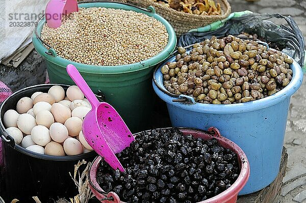 Chefchaouen  Nahaufnahme von Lebensmitteln auf einem Markt  darunter Eier und Oliven  Chefchaouen  Marokko  Afrika