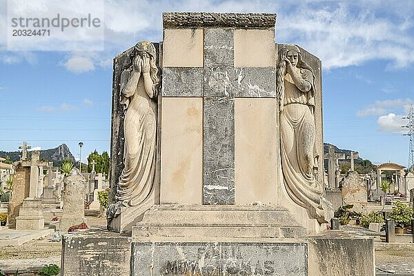 Weinende Frau  Familiengrab Mut Tomas  Friedhof Llucmajor  Mallorca  Balearen  Spanien  Europa