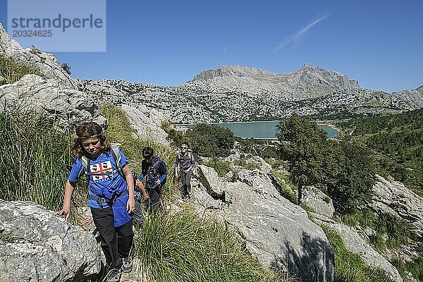 Wanderer  die die Route der Dreitausend beginnen  (Tres Mils) Stausee Cuber  Fornalutx  Mallorca  Balearische Inseln  Spanien  Europa
