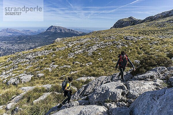 Zwei Wanderer in den Bergen der Tramuntana  Escorca  Mallorca  Balearen  Spanien  Europa