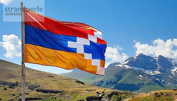 Die Fahne von Bergkarabach flattert im Wind