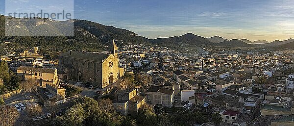 Kirche Santa Maria und Stadt Andratx  Luftaufnahme bei Sonnenuntergang  Mallorca  Balearen  Spanien  Europa