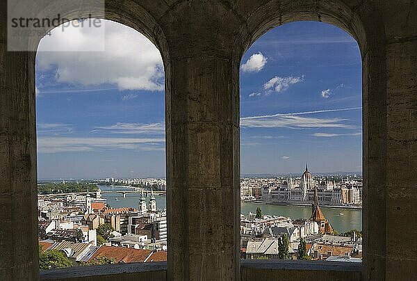 Budapester Stadtsilhouette mit Donau und ungarischem Parlament durch Steinbögen im Sommer  Ungarn  Europa
