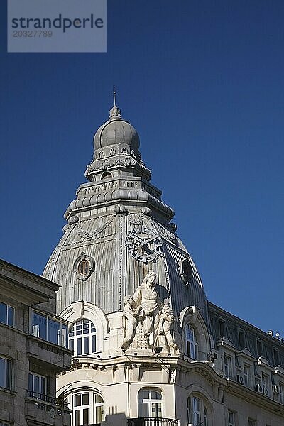 Altes architektonisches Gebäude  verziert mit kunstvollen Details  darunter eine Skulptur einer Mutter mit ihren Kindern  Sofia  Bulgarien  Europa
