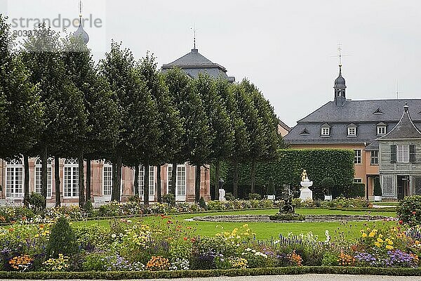 Gemischte Blumenrabatten  Formschnittbäume und Wasserfontäne im Schwetzinger Schlossgarten im Spätsommer  Schwetzingen  Deutschland  Europa